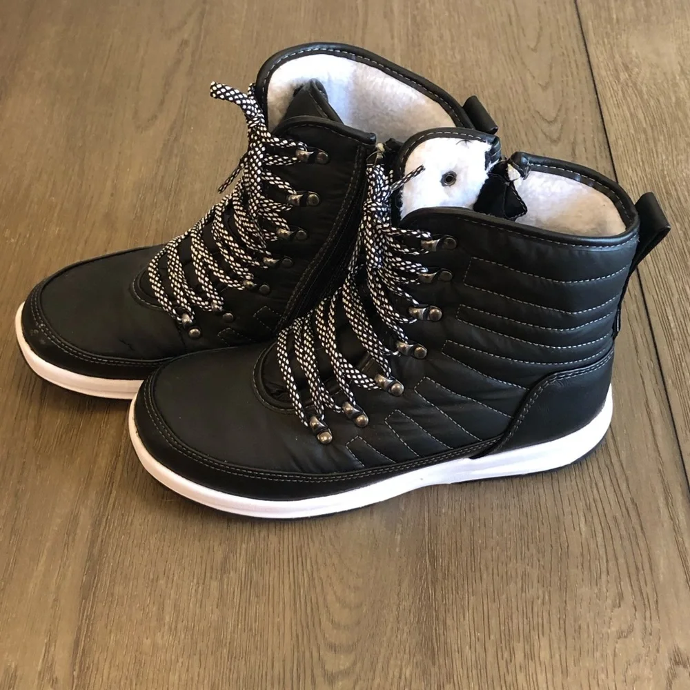 Khombu Black and White Lace-Up Winter Boots